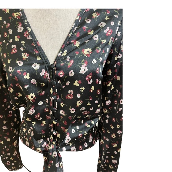 Abercrombie &Fitch button front tie knot crop long sleeve floral size small - Picture 3 of 12